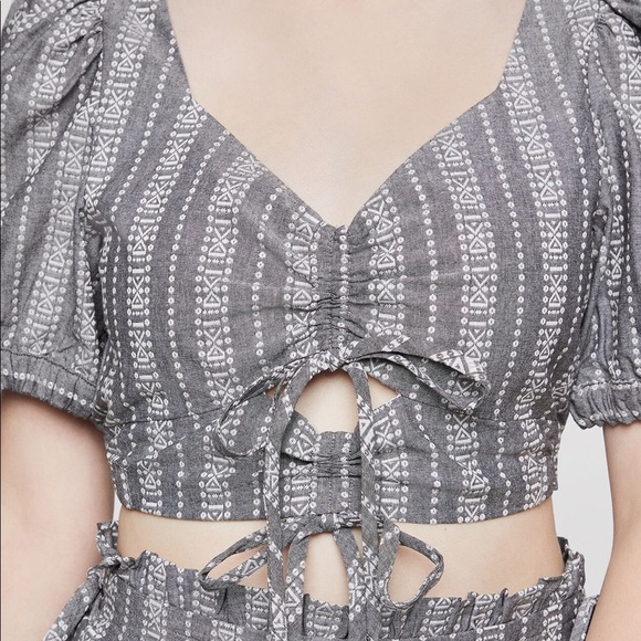 BCBGeneration Gray White Aztec Puff Sleeve Crop Top Size S NWT - Picture 3 of 6